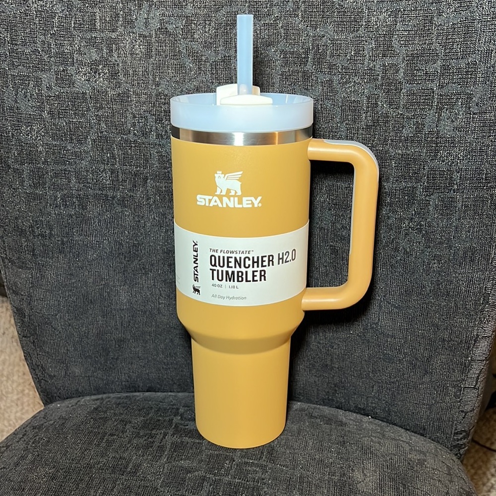Stanley Tumbler The Flowstate Cup YARROW yellow 40 oz. NWT